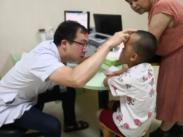 医生风采，一张张图片背后的温暖与责任