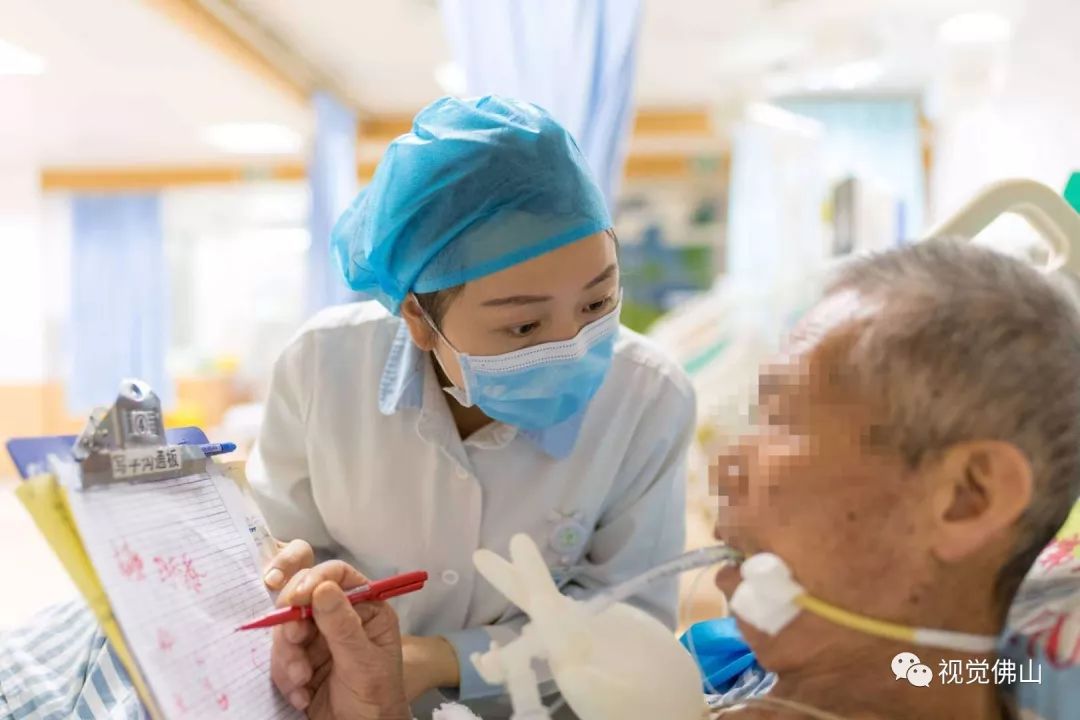 医生与患者对话的温馨瞬间，医患共筑信任的桥梁