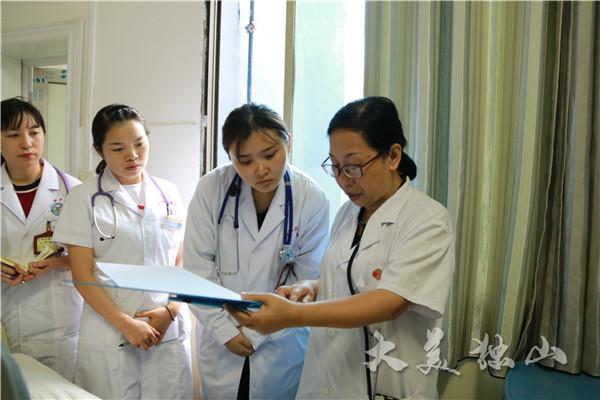 医者仁心，面对朋友请求查他人病历的困境