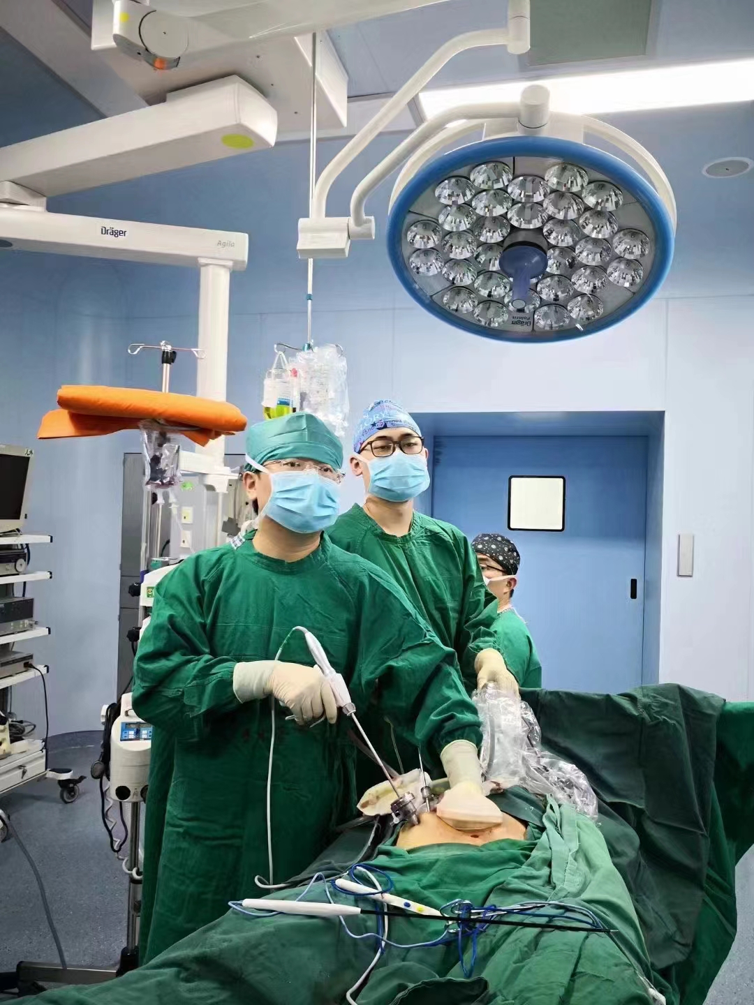 腹腔镜手术图片，现代医学的透视眼