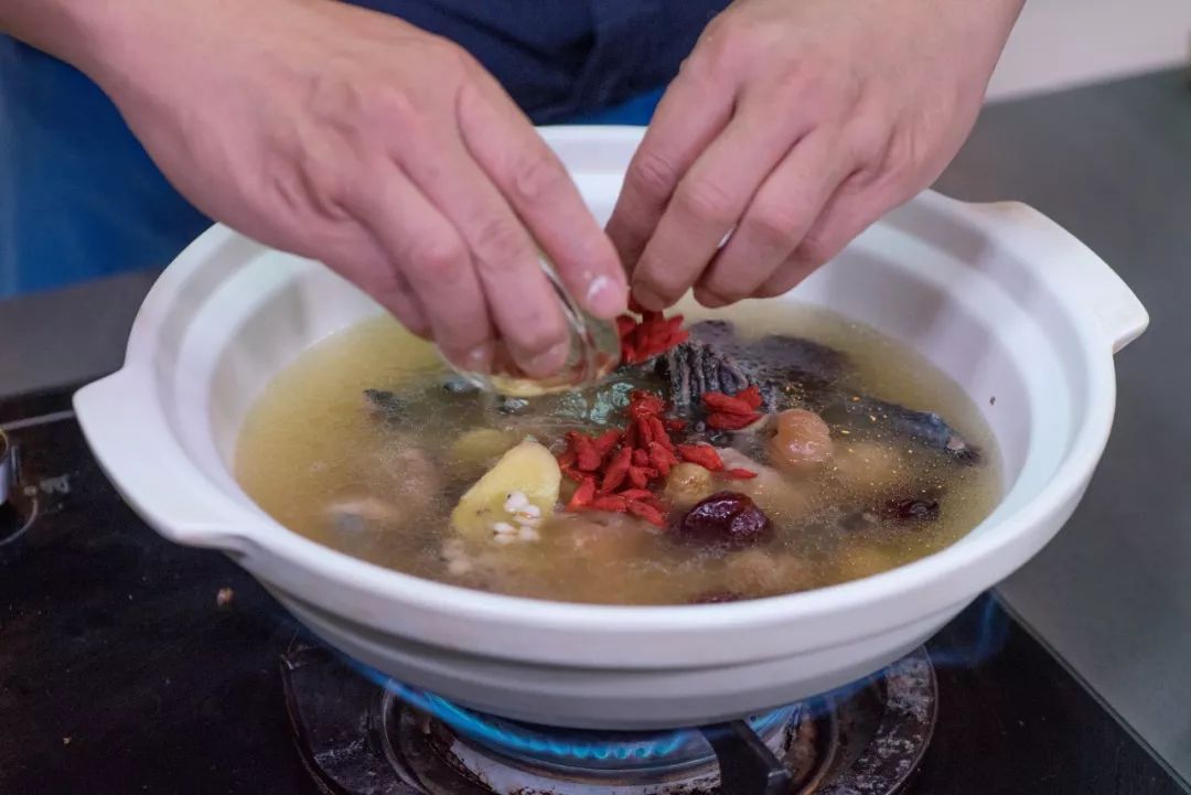 温馨厨房，为手术后的亲人熬制爱的鸡汤