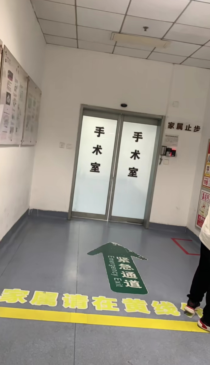 医院手术室门口的静默守望，生命与希望的交汇处