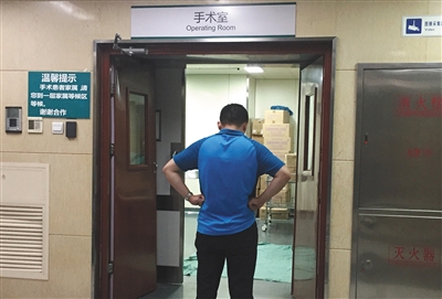 手术室门口的静默守望，真实图片背后的故事