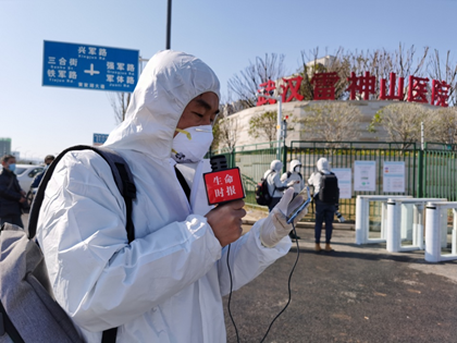 手术室门口的静默与期待，一场生命之战的序幕